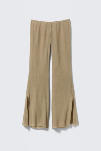 Pantalones acampanados de talle bajo y efecto arrugado – Beige