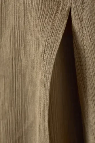 Pantalones acampanados de talle bajo y efecto arrugado – Beige