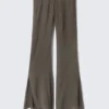 Pantalones acampanados de talle bajo y efecto arrugado – Gris oscuro Pantalones acampanados de talle bajo y efecto arrugado – Gris oscuro