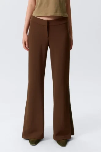 Pantalones acampanados de talle medio con cremallera – Marrón