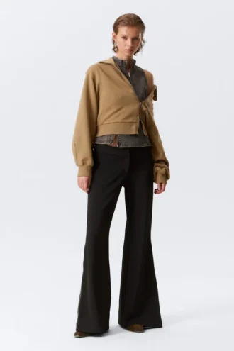 Pantalones acampanados de talle medio con cremallera – Negro