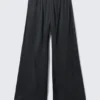 Pantalones anchos de satén con drapeado – Gris oscuro Pantalones anchos de satén con drapeado – Gris oscuro