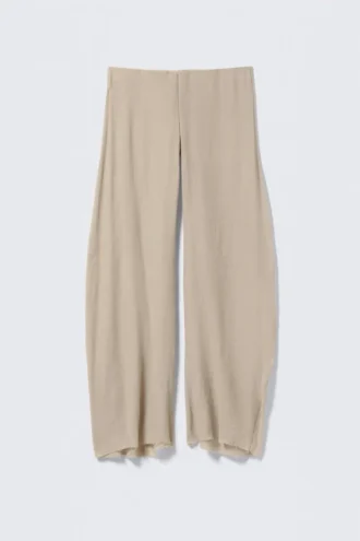 Pantalones anchos de talle bajo con efecto arrugado – Beige claro