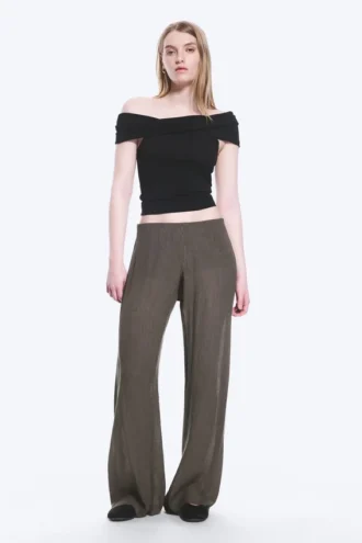Pantalones anchos de talle bajo con efecto arrugado – Marrón oscuro
