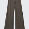 Pantalones anchos de talle bajo con efecto arrugado – Marrón oscuro
