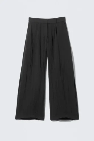 Pantalones anchos de talle bajo con efecto arrugado – Negro
