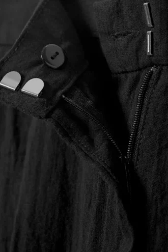 Pantalones anchos de talle bajo con efecto arrugado – Negro