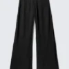 Pantalones anchos de talle bajo con efecto arrugado – Negro