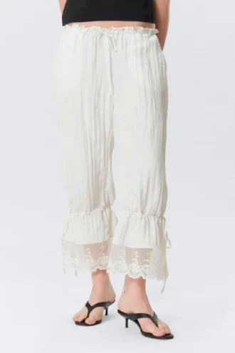 Pantalones bombachos de talle bajo con ribete de encaje de Rosabel – Blanco