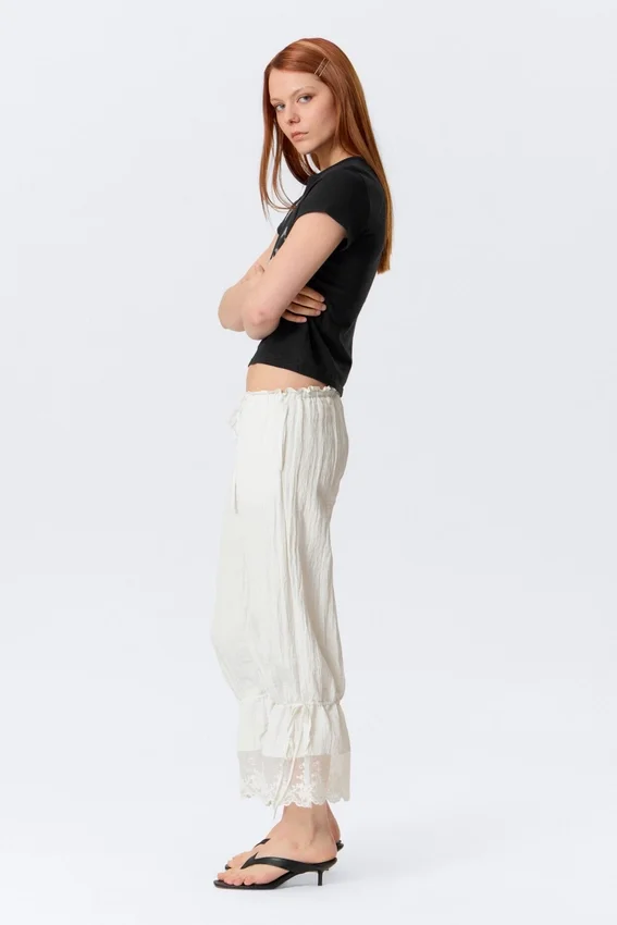 Pantalones bombachos de talle bajo con ribete de encaje de Rosabel – Blanco Pantalones bombachos de talle bajo con ribete de encaje de Rosabel – Blanco
