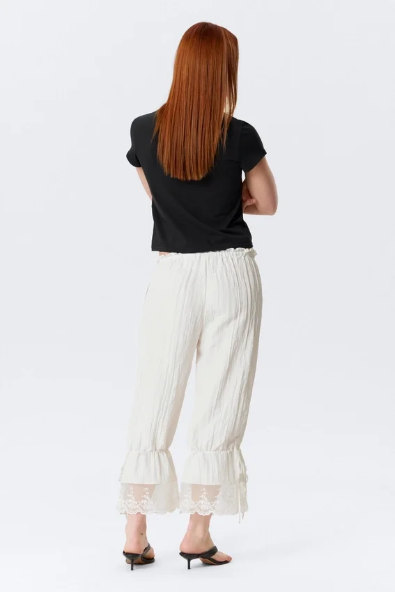 Pantalones bombachos de talle bajo con ribete de encaje de Rosabel – Blanco Pantalones bombachos de talle bajo con ribete de encaje de Rosabel – Blanco