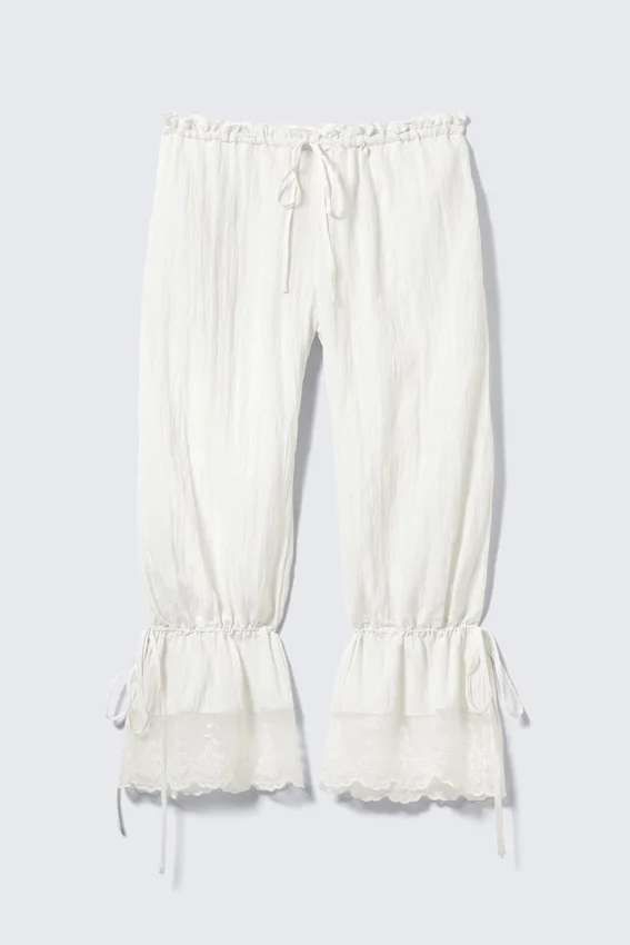 Pantalones bombachos de talle bajo con ribete de encaje de Rosabel – Blanco Pantalones bombachos de talle bajo con ribete de encaje de Rosabel – Blanco