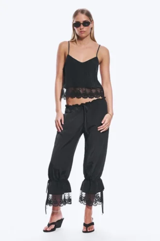 Pantalones bombachos holgados de talle bajo con ribete de encaje de Rosabel – Negro