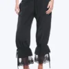 Pantalones bombachos holgados de talle bajo con ribete de encaje de Rosabel – Negro Pantalones bombachos holgados de talle bajo con ribete de encaje de Rosabel – Negro
