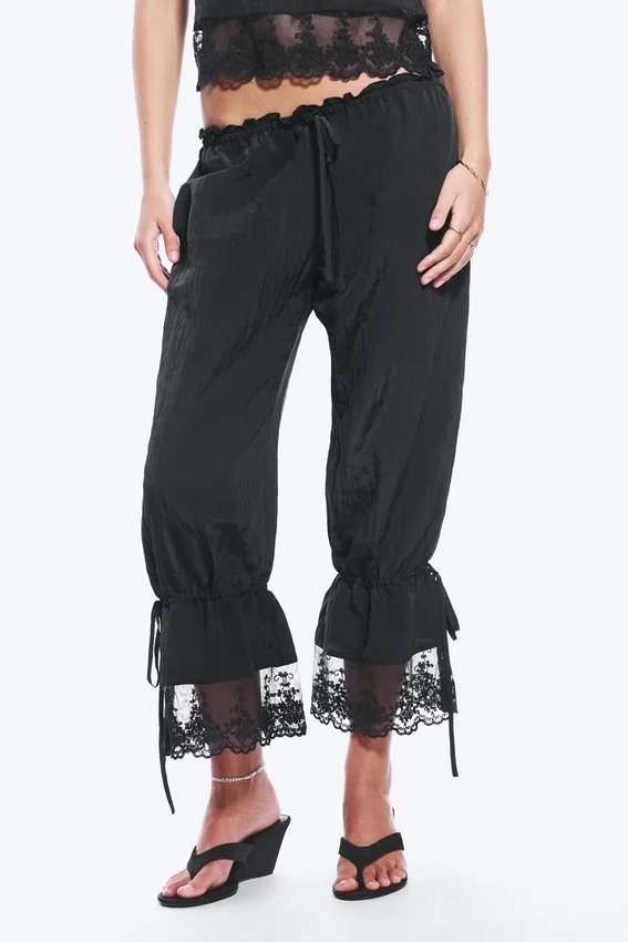 Pantalones bombachos holgados de talle bajo con ribete de encaje de Rosabel – Negro Pantalones bombachos holgados de talle bajo con ribete de encaje de Rosabel – Negro