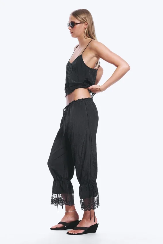 Pantalones bombachos holgados de talle bajo con ribete de encaje de Rosabel – Negro Pantalones bombachos holgados de talle bajo con ribete de encaje de Rosabel – Negro