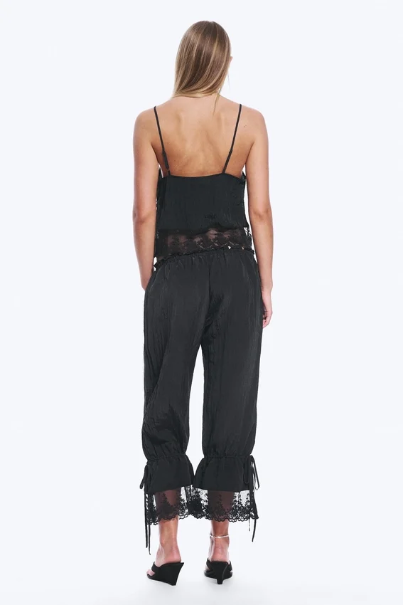 Pantalones bombachos holgados de talle bajo con ribete de encaje de Rosabel – Negro Pantalones bombachos holgados de talle bajo con ribete de encaje de Rosabel – Negro