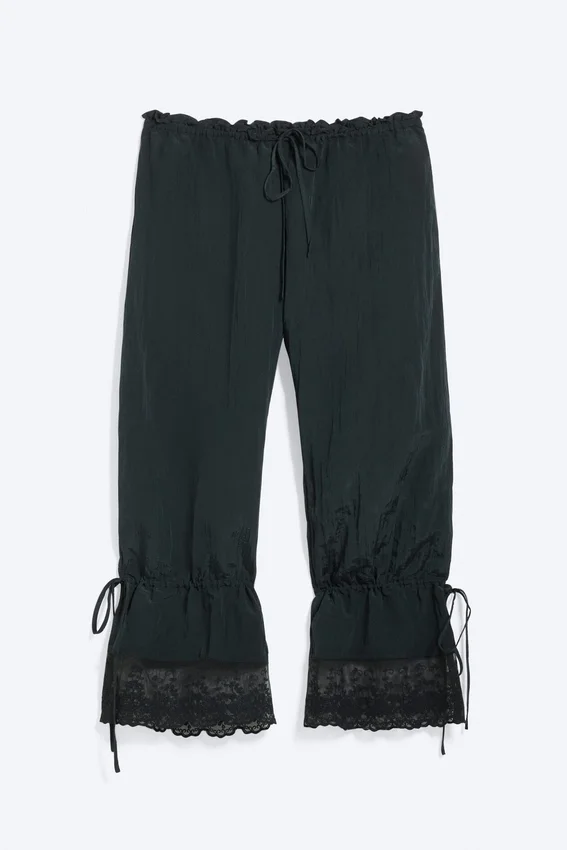 Pantalones bombachos holgados de talle bajo con ribete de encaje de Rosabel – Negro Pantalones bombachos holgados de talle bajo con ribete de encaje de Rosabel – Negro