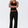 Pantalones bootcut de talle bajo y tejido suave – Negro