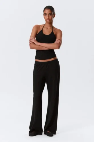 Pantalones bootcut de talle bajo y tejido suave – Negro