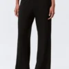 Pantalones bootcut de talle bajo y tejido suave – Negro