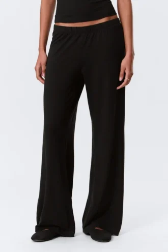 Pantalones bootcut de talle bajo y tejido suave – Negro