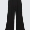 Pantalones bootcut de talle bajo y tejido suave – Negro