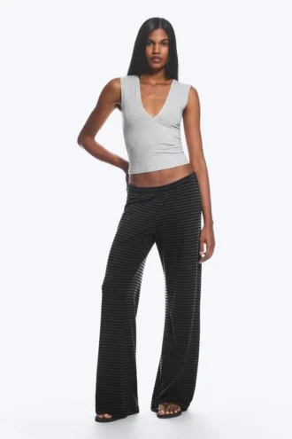 Pantalones bootcut de talle bajo y tejido suave – Negro – Rayas gris oscuro