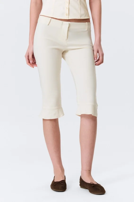 Pantalones capri entallados de talle bajo – Blanco roto Pantalones capri entallados de talle bajo – Blanco roto