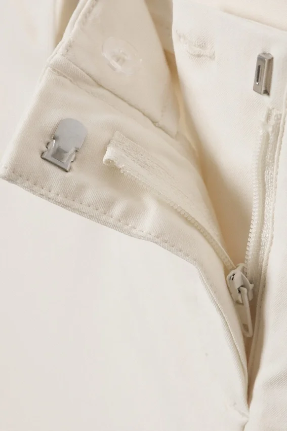 Pantalones capri entallados de talle bajo – Blanco roto Pantalones capri entallados de talle bajo – Blanco roto