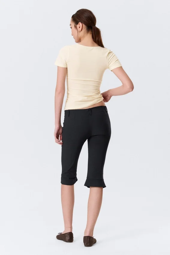 Pantalones capri entallados de talle bajo – Negro Pantalones capri entallados de talle bajo – Negro