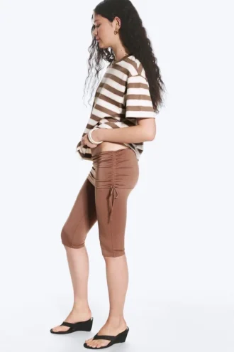Pantalones capri fruncidos de corte regular – Marrón empolvado