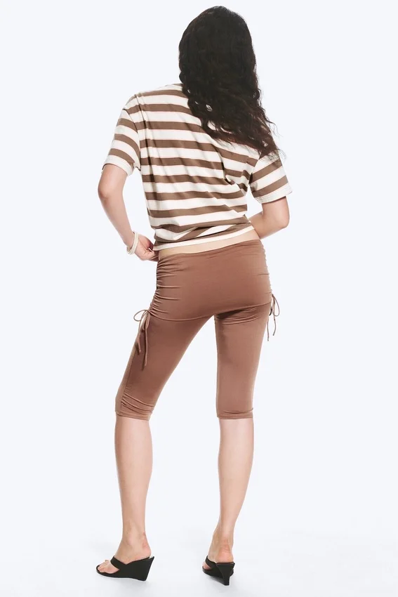 Pantalones capri fruncidos de corte regular – Marrón empolvado Pantalones capri fruncidos de corte regular – Marrón empolvado