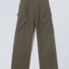 Pantalones cargo asimétricos holgados Astro – Verde caqui Pantalones cargo asimétricos holgados Astro – Verde caqui