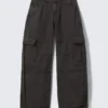 Pantalones cargo de sarga con tirantes y talle bajo – Gris oscuro