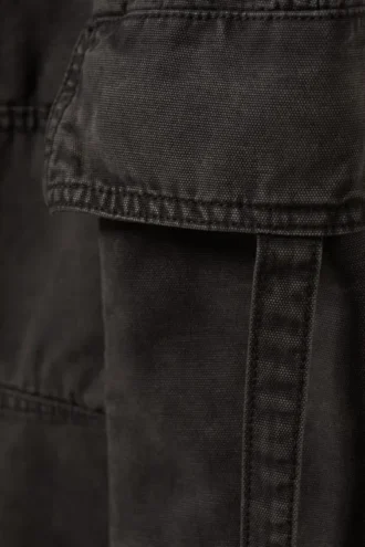 Pantalones cargo de sarga con tirantes y talle bajo – Gris oscuro
