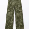 Pantalones cargo de sarga de corte holgado y cintura baja – Verde caqui – Flores rociadas Pantalones cargo de sarga de corte holgado y cintura baja – Verde caqui – Flores rociadas