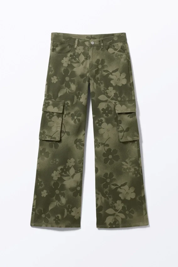 Pantalones cargo de sarga de corte holgado y cintura baja – Verde caqui – Flores rociadas Pantalones cargo de sarga de corte holgado y cintura baja – Verde caqui – Flores rociadas