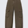 Pantalones cargo de talle bajo y pierna ancha – Caqui oscuro Pantalones cargo de talle bajo y pierna ancha – Caqui oscuro