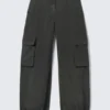 Pantalones cargo de talle bajo y pierna ancha – Gris oscuro Pantalones cargo de talle bajo y pierna ancha – Gris oscuro