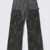 Pantalones cargo holgados con patchwork – Azul empolvado y camuflaje Pantalones cargo holgados con patchwork – Azul empolvado y camuflaje
