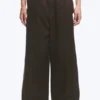 Pantalones chinos de corte holgado Emil – Marrón oscuro Pantalones chinos de corte holgado Emil – Marrón oscuro