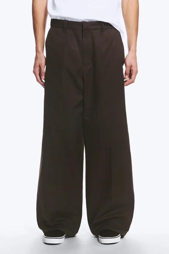 Pantalones chinos de corte holgado Emil – Marrón oscuro Pantalones chinos de corte holgado Emil – Marrón oscuro