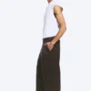 Pantalones chinos de corte holgado Emil – Marrón oscuro Pantalones chinos de corte holgado Emil – Marrón oscuro