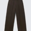 Pantalones chinos de corte holgado Emil – Marrón oscuro Pantalones chinos de corte holgado Emil – Marrón oscuro