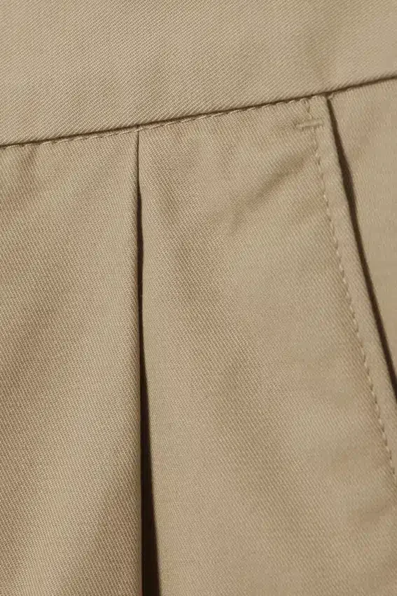 Pantalones chinos de sarga de algodón plisados oversize Otis – Beige Pantalones chinos de sarga de algodón plisados oversize Otis – Beige