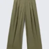 Pantalones chinos de sarga de algodón plisados oversize Otis – Verde caqui Pantalones chinos de sarga de algodón plisados oversize Otis – Verde caqui