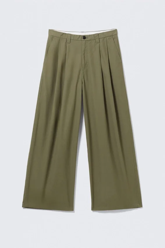 Pantalones chinos de sarga de algodón plisados oversize Otis – Verde caqui Pantalones chinos de sarga de algodón plisados oversize Otis – Verde caqui