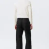 Pantalones chinos de talle medio y corte recto holgado – Negro Pantalones chinos de talle medio y corte recto holgado – Negro