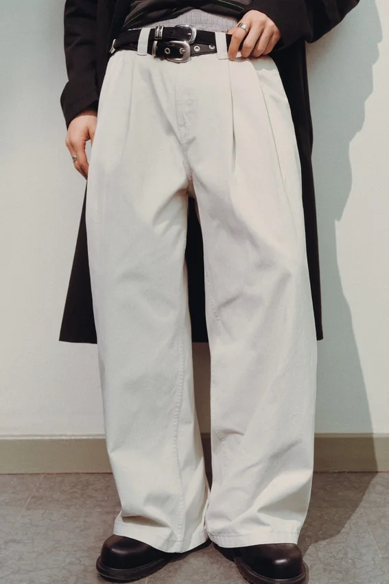 Pantalones chinos holgados de sarga plisada Otis – Beige claro Pantalones chinos holgados de sarga plisada Otis – Beige claro